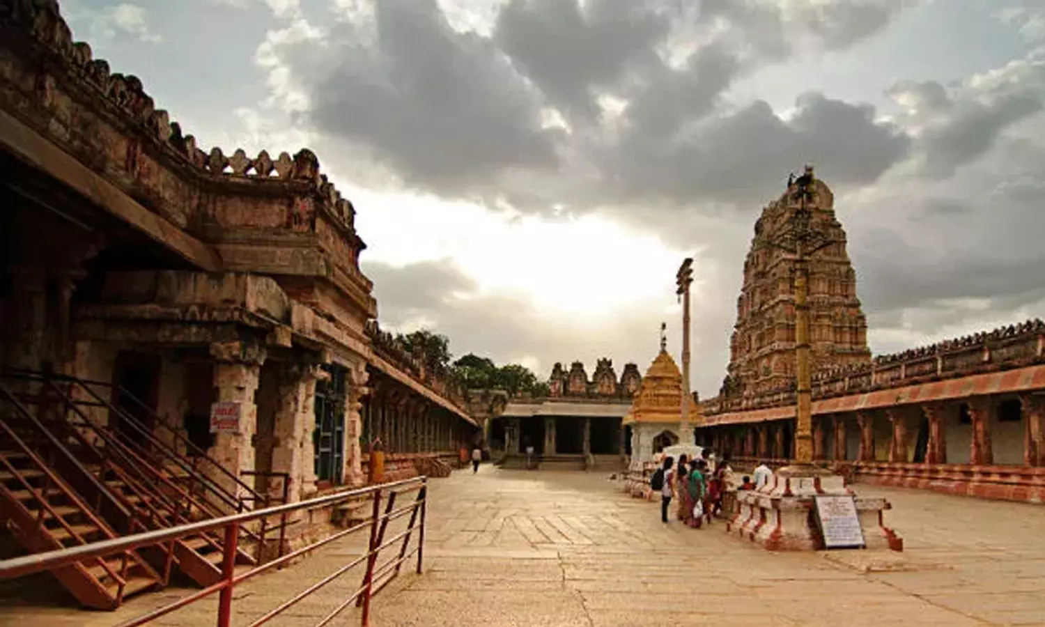 அதிசயம்...ஆனால் உண்மை! தலைகீழாக விழும் கோபுர நிழல்...!