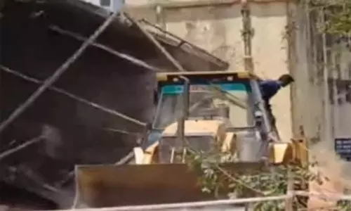 ரெயில் நிலைய வளாகத்தில் மேல்நிலை நீர்தேக்க தொட்டி சரிந்து விழுந்ததால் பரபரப்பு