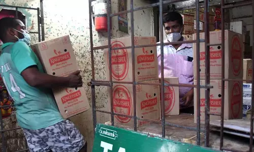 டாஸ்மாக் கடைகளில் பறக்கும் படை தீவிர கண்காணிப்பு- 30 சதவீதம் வியாபாரம் அதிகரித்தால் விசாரணை நடத்த முடிவு