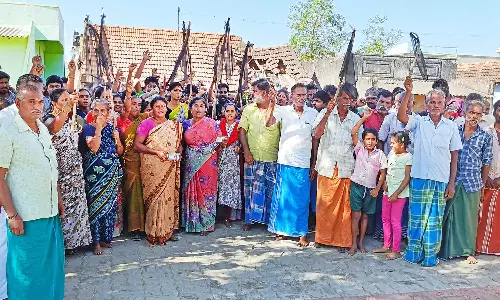 கருப்பு கொடியுடன் கிராம மக்கள் தேர்தல் புறக்கணிப்பு போராட்டம்