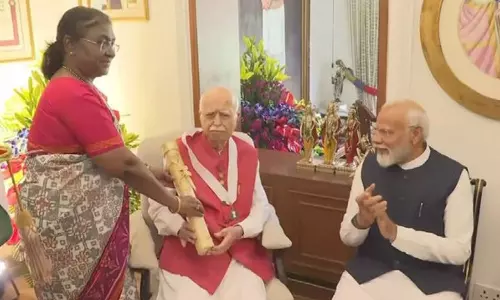 எல்.கே.அத்வானிக்கு பாரத ரத்னா விருதை வீட்டுக்கு சென்று வழங்கினார் ஜனாதிபதி