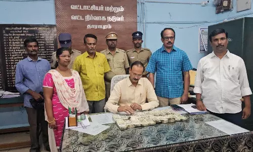 கட்டிட என்ஜினீயரிடம் ரூ.10 லட்சம் பறிமுதல்