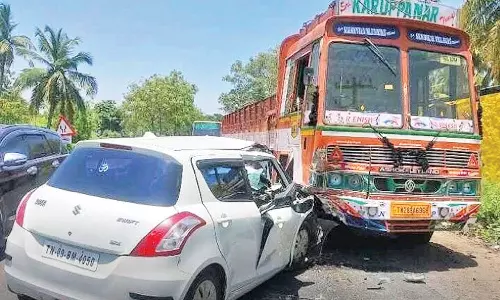 ஆத்தூர் அருகே கார் மீது லாரி மோதி 6 பேர் படுகாயம்