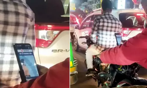 போக்குவரத்து நெரிசலில் சிக்கிய போதும் தேர்வுக்கு படித்த ஊழியர்