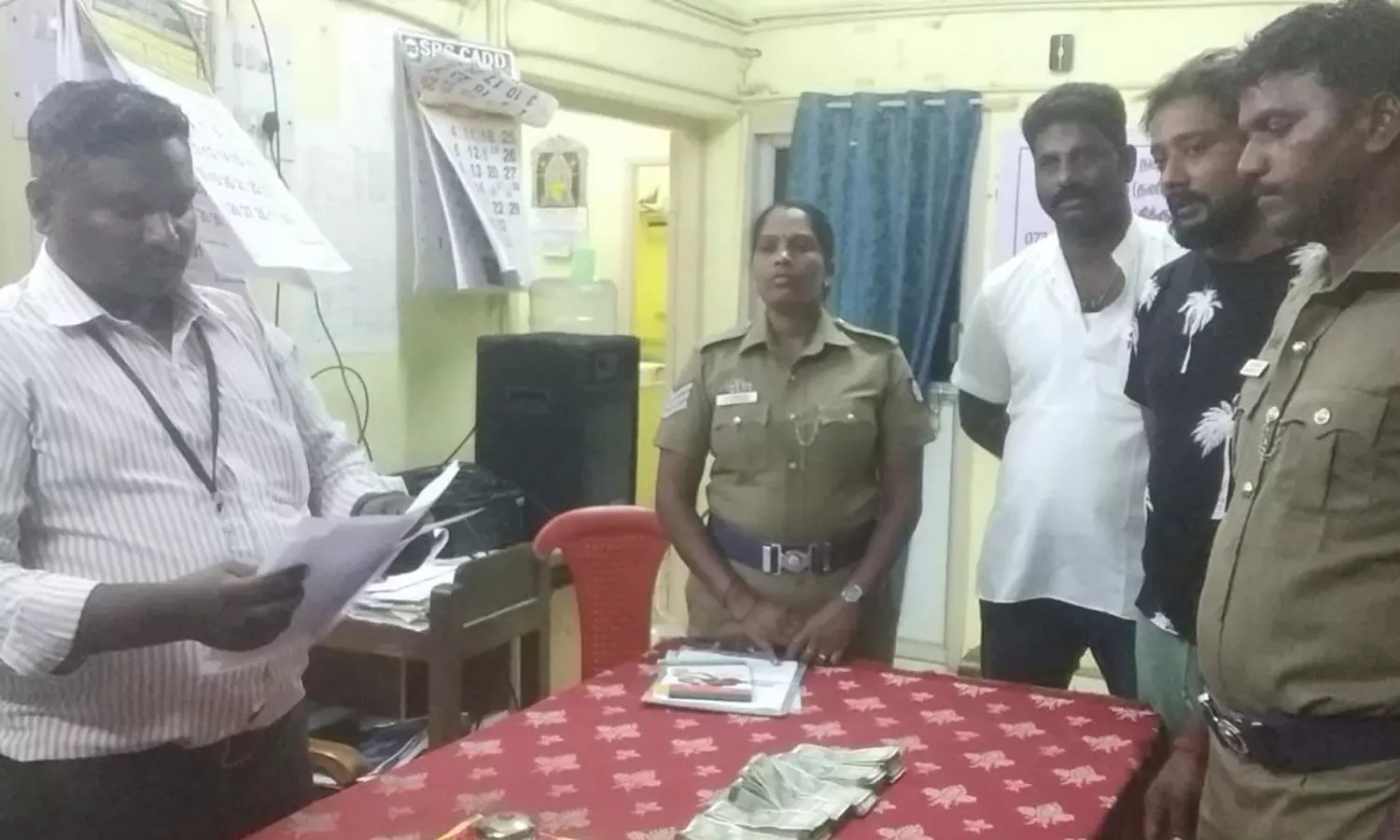 வானூரில் உரிய ஆவணம் இன்றி எடுத்துச்சென்ற 2 லட்சத்து 68 ஆயிரம் பறிமுதல்