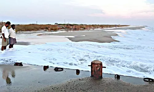 5 அடி உயரத்திற்கு எழுந்த அலையால் சுற்றுலா பயணிகள் செல்ல தடை