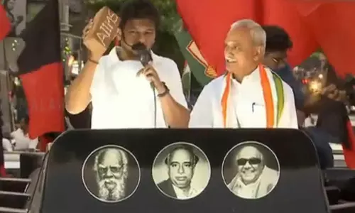 உதயநிதி பிரசாரத்தில் எய்ம்ஸ் செங்கல்லை காட்ட சொல்லி வற்புறுத்திய தொண்டர்கள்