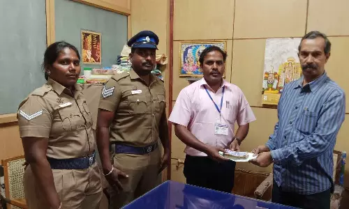 நுகர்வோர் ஆணைய தலைவரின் காரில் ரூ.80,200 பறிமுதல்- தேர்தல் அதிகாரிகள் நடவடிக்கை