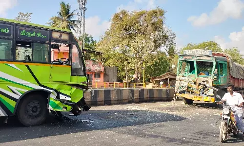 வடலூரில் தனியார் பஸ்-லாரி நேருக்கு நேர் மோதல்: 15 பேர் காயம்