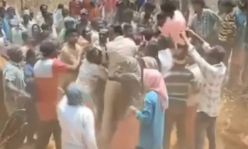 நிலத்தகராறில் சமரசம் செய்ய வந்த போலீஸ் இன்ஸ்பெக்டரை புரட்டி எடுத்த பழங்குடியின மக்கள்