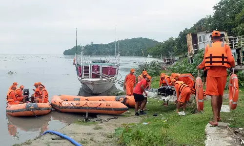 அசாமின் பிரம்மபுத்திரா ஆற்றில் படகு கவிழ்ந்து விபத்து- குழந்தை பலி- 2 பேரை தேடும் பணி தீவிரம்