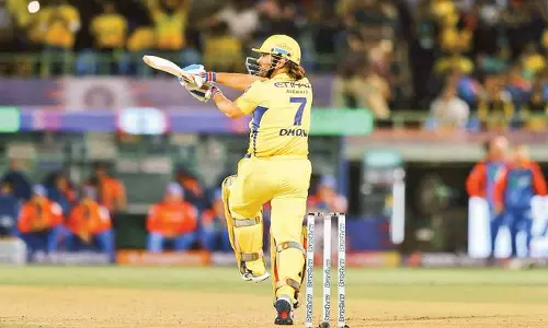 லேட்டா வந்தாலும் லேட்டஸ்ட்டா வரும் டோனியின் சாதனைகள்