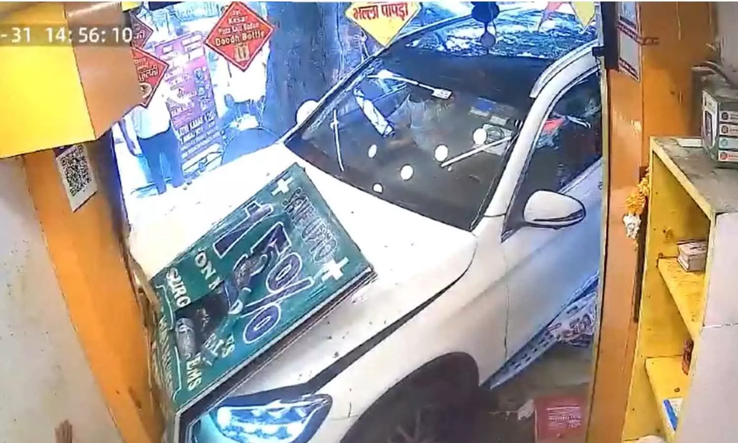 உணவகத்தின் மீது வேகமாக வந்த மெர்சிடிஸ் எஸ்யூவி கார் மோதியதில் 6 பேர் காயம்