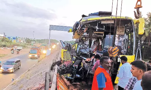 திருச்சி பால்பண்ணை அருகே லாரி மீது ஆம்னி பஸ் மோதி டிரைவர் உள்பட 2 பேர் பலி