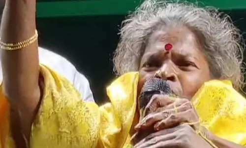 கூட்டத்தில் இருந்து பிரசார வேனில் ஏறி  எம்.ஜி.ஆர். பாடலை பாடி அசத்திய மூதாட்டி