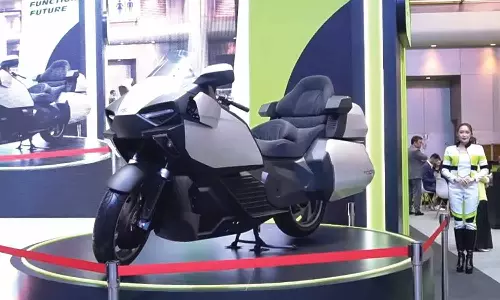 720 கி.மீ. ரேன்ஜ் வழங்கும் எலெக்ட்ரிக் டூரர் பைக் அறிமுகம்