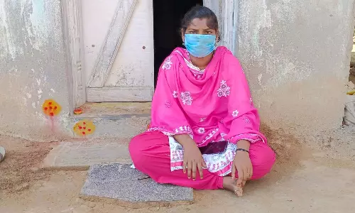 காதல் திருமணம் செய்து கொண்டு தலைமறைவான கணவர் வீட்டு முன்பு இளம்பெண் தர்ணா