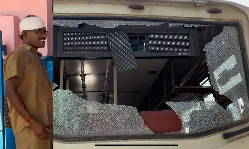 அரசு பஸ் மீது மர்ம நபர்கள் கல்வீசி தாக்குதல்- டிரைவர், கண்டக்டர் காயம்