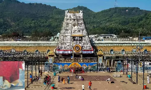 திருப்பதி கோவில் வளாகத்தில் கடும் வெயில்- காலில் சணல் பை கட்டி நடக்கும் பக்தர்கள்