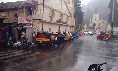 ஊட்டியில் நீண்ட நாட்களுக்கு பின்னர் பெய்த கோடை மழை: சுற்றுலா பயணிகள் உற்சாகம்