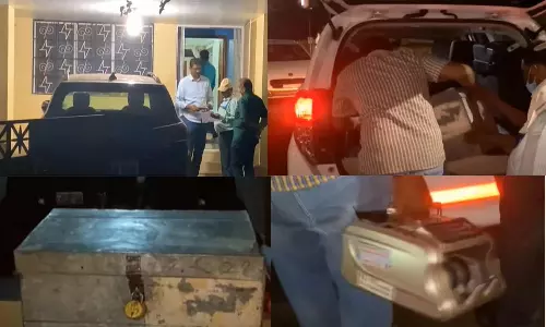 வாக்காளர்களுக்கு வினியோகம் செய்ய வைத்திருப்பதாக புகார்: தொழில் அதிபர் வீட்டில் 4.8 கோடி ரூபாய் சிக்கியது