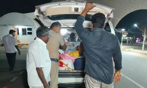 கடலூர் தொகுதி காங். வேட்பாளர் விஷ்ணு பிரசாத் வாகனத்தை பறக்கும் படையினர் சோதனை