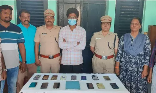 ரெயில் பயணிகளிடம் 12 செல்போன்களை திருடிய ஆந்திர வாலிபர் கைது