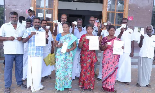 2 கிராம மக்கள் பாராளுமன்ற தேர்தல் புறக்கணிப்பு- அதிகாரிகளை முற்றுகையிட்டு மனு