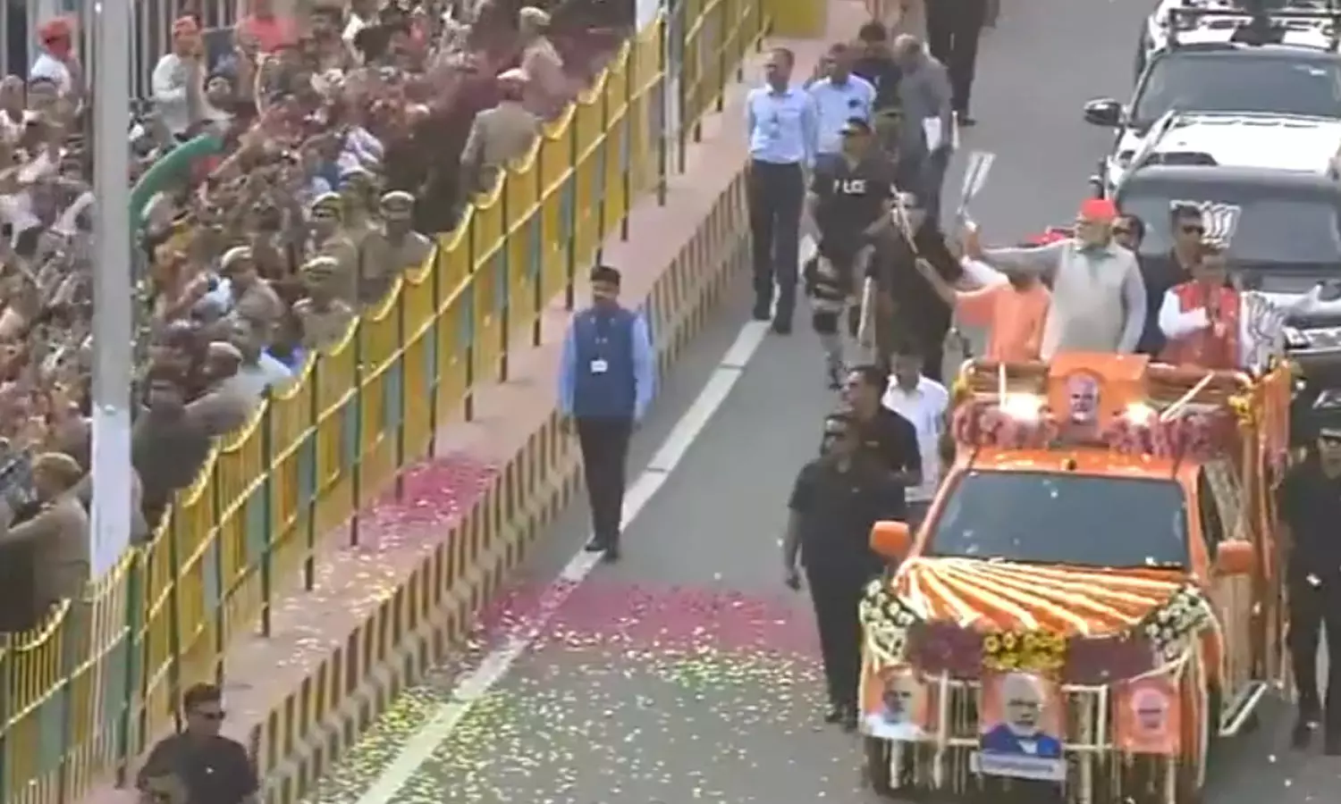 காசியாபாத்தில் ரோடு ஷோ நடத்திய பிரதமர் மோடி: உற்சாகமாக வரவேற்ற தொண்டர்கள் காசியாபாத்தில் ரோடு ஷோ நடத்திய பிரதமர் மோடி: உற்சாகமாக வரவேற்ற தொண்டர்கள்