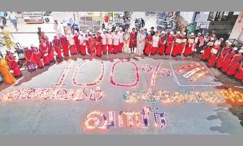 100 சதவீதம் வாக்களிப்பை வலியுறுத்தி 1000 தீபங்கள் ஏற்றி விழிப்புணர்வு ஏற்படுத்திய பெண்கள்