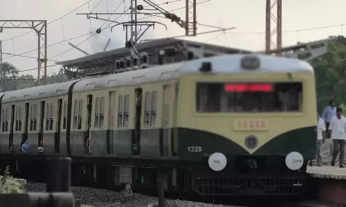 திருவள்ளூர், அரக்கோணத்துக்கு மின்சார ரெயில்கள் தாமதமாக புறப்படுவதால் பயணிகள் அவதி