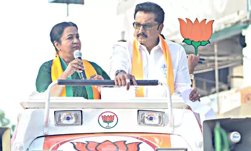 டெல்லிக்கு சென்று பிரச்சனைகளை தீர்ப்பதாக கூறும் எடப்பாடி யாரை சந்தித்து முறையிடுவார்? ராதிகா கேள்வி