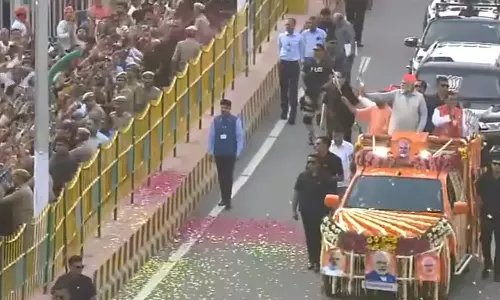 காசியாபாத்தில் ரோடு ஷோ நடத்திய பிரதமர் மோடி: உற்சாகமாக வரவேற்ற தொண்டர்கள்