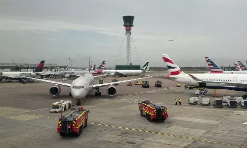 லண்டனில் இரு விமானங்கள் பக்கவாட்டில் மோதியதால் பரபரப்பு