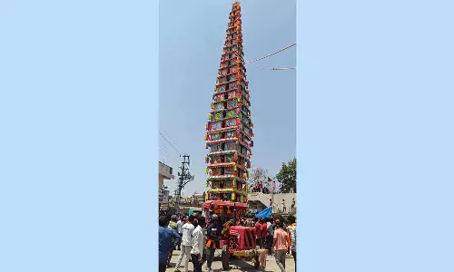 ஓசூர் அருகே கோவில் விழாவில் 127 அடி உயர தேர் சாய்ந்து விபத்து