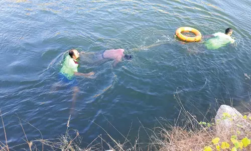 கல்குவாரியில் தேங்கி கிடந்த தண்ணீரில் மூழ்கி 2 வாலிபர்கள் பலி