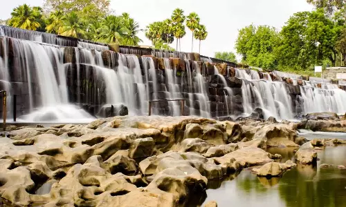 தண்ணீர் இன்றி பாறைகளாக தெரியும் கொடிவேரி தடுப்பணை- சுற்றுலா பயணிகள் ஏமாற்றம்