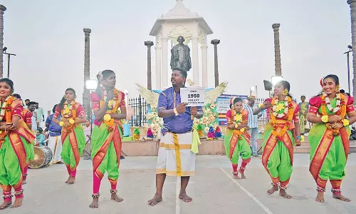 100 சதவீத வாக்களிப்பை வலியுறுத்தி புதுச்சேரி கடற்கரை சாலையில் கிராமிய கலை நிகழ்ச்சிகள் நடத்தி விழிப்புணர்வு