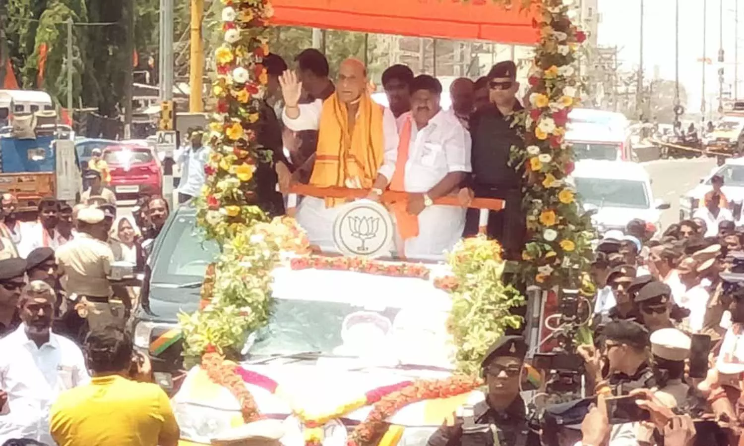 நாமக்கல்லில் ரோடு-ஷோவில் பங்கேற்ற மத்திய மந்திரி ராஜ்நாத் சிங்