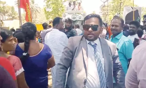 தம்பி துபாயா, முதல்ல கூலிங் கிளாஸ் போடுங்க: ஓ.பி.எஸ். பிரசாரத்தில் பரபரப்பை ஏற்படுத்திய கோட்-சூட் வாலிபர்