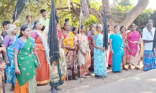 போடி அருகே தேர்தலை புறக்கணிப்பதாக கருப்பு கொடியுடன் கிராம மக்கள் போராட்டம்