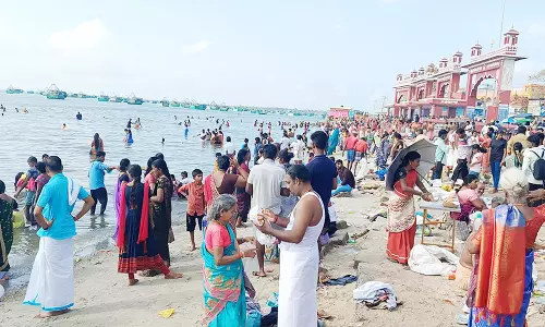 அமாவாசையையொட்டி ராமேசுவரத்தில் புனித நீராடி தர்ப்பணம்