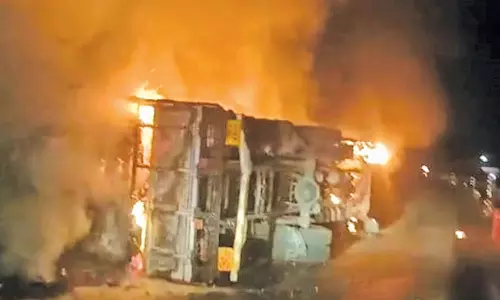 தீப்பெட்டி லோடு ஏற்றி சென்ற லாரி நள்ளிரவில் கவிழ்ந்து தீ பற்றி எரிந்தது