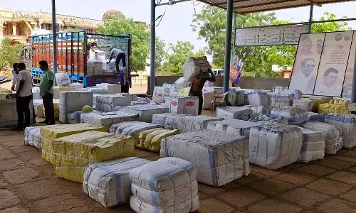 சென்னைக்கு லாரியில் கொண்டு வரப்பட்ட ரூ. 40 லட்சம் சேலைகள் பறிமுதல்