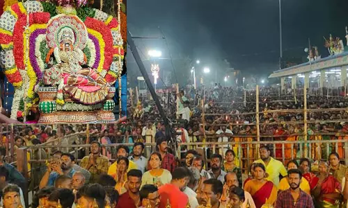 அமாவாசை: மேல்மலையனூர் அங்காளம்மன் கோவிலில் ஊஞ்சல் உற்சவம்