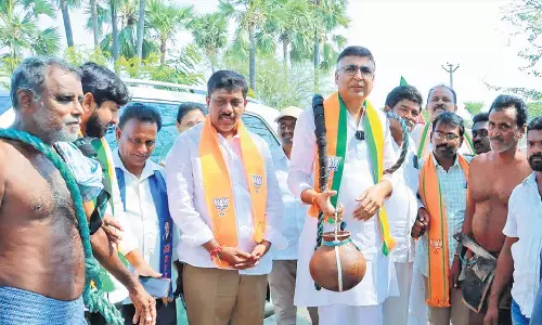 கள் பானையுடன் பா.ஜ.க. வேட்பாளர் வாக்கு சேகரிப்பு