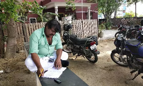 போலீஸ் நிலையம் முன்பு மன்சூர் அலிகான் திடீர் தர்ணா