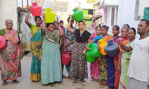 பெண்கள் திடீர் போராட்டம்: சீரான குடிநீர் வழங்க கோரி தேர்தலை புறக்கணிப்பதாக அறிவிப்பு