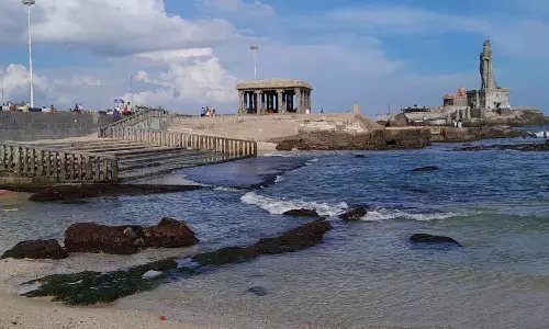 கடல் உள்வாங்கியது: விவேகானந்தர் மண்டபத்துக்கு படகு போக்குவரத்து ரத்து