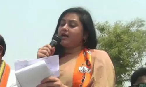 இந்தியா கூட்டணி கட்சிகளால் மோடியை தோற்கடிக்க முடியாது- நடிகை நமீதா பேட்டி